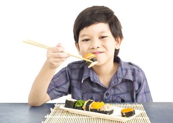 anak makan sushi