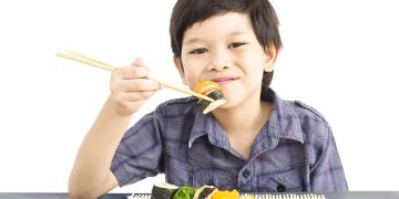 anak makan sushi