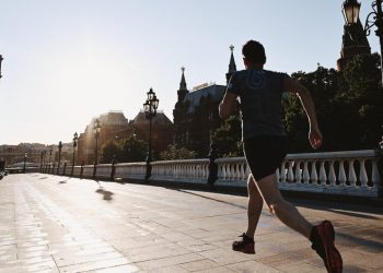 Lari Sore Ternyata Bagus untuk Kesehatan Tubuh dan Mental
