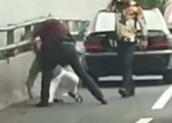 tangkapan layar video pemukulan