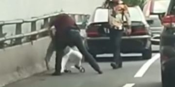 tangkapan layar video pemukulan