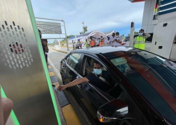 transaksi di gerbang tol