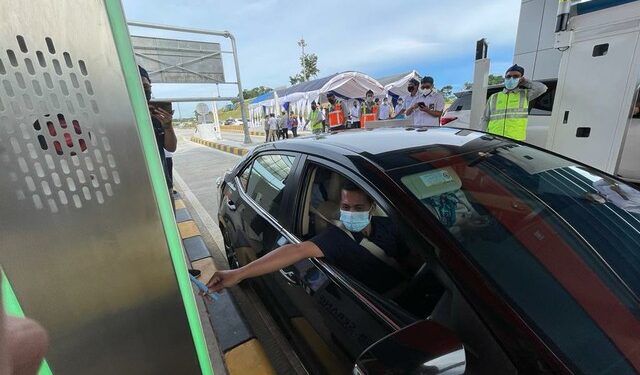 transaksi di gerbang tol