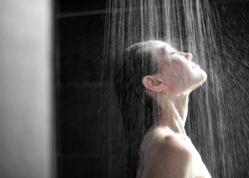 Mandi di Malam Hari Ternyata Baik Untuk Kesehatan, Berikut Ini 4 Manfaatnya