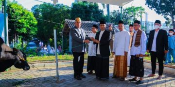 Rayakan Idul Adha, Benyamin Serahkan Hewan Kurban, Pilar Turun Langsung Ikut Sembelih