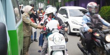 Sambut HUT Ke-77 RI, Satpol PP Kabupaten Tangerang Berbagi Bendera Merah Putih