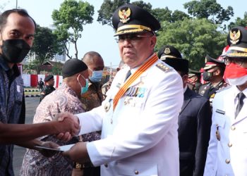 Serahkan Sertipikat Tanah untuk Warga saat HUT RI, Benyamin Davnie: Semoga Bisa Bermanfaat
