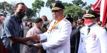 Serahkan Sertipikat Tanah untuk Warga saat HUT RI, Benyamin Davnie: Semoga Bisa Bermanfaat