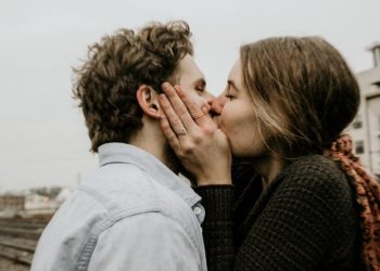 Delapan Manfaat Berciuman Bibir, yuk Simak Apa Saja