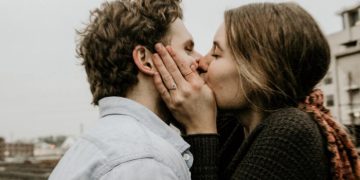 Delapan Manfaat Berciuman Bibir, yuk Simak Apa Saja