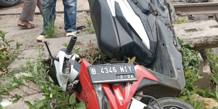 Nekat Terobos Palang Kereta, Pengendara Motor Tersambar KRL di Cisauk