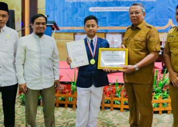 Raih Medali Emas Robotik Tingkat Internasional, Benyamin Beri Penghargaan Siswa MTsN 1 Tangsel Ini