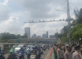 Massa Demo Tolak Kenaikan Harga BBM Mulai Merapat, Lalin di Sekitaran DPR Tersendat