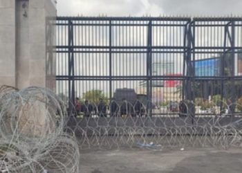 Ribuan Personel Gabungan Dikerahkan, Depan Gedung DPR Dipasang Kawat Berduri
