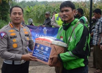 Ringankan Beban Masyarakat Akibat Kenaikan BBM, Ditlantas Polda Banten Berbagi Sembako