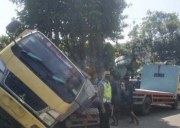 Gagal Menanjak, Truk Berisi Bahan Material Tabrak Pagar Rumah Warga, Begini Kondisinya