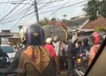 Truk Muatan Sawit Tabrak Rumah hingga Mobil, 1 Tewas dan 1 Luka