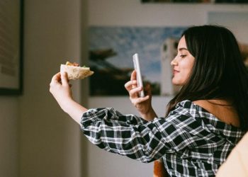 Cek Fakta! 6 Alasan Orang Jarang Pamer Hidupnya Lebih Bahagia!