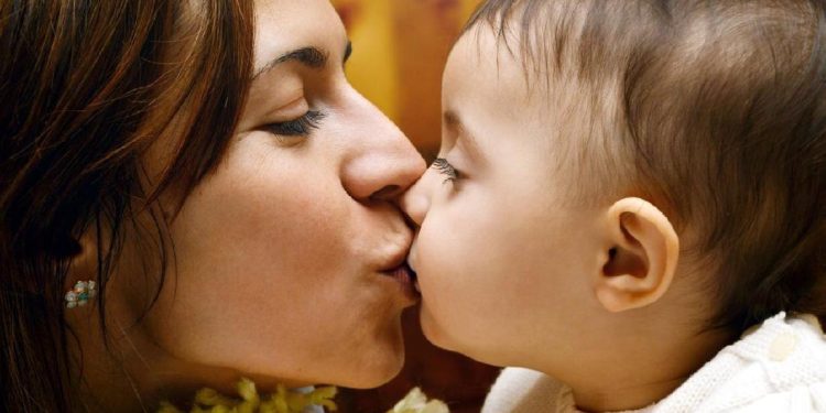 Saran Pakar Kesehatan! Jangan Biasakan Cium Bibir Anak, Ini alasannya