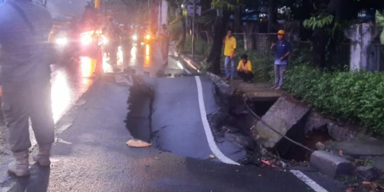 Hati-Hati Lewat Jalan RA Kartini Cilandak, Ada Jalan Ambles