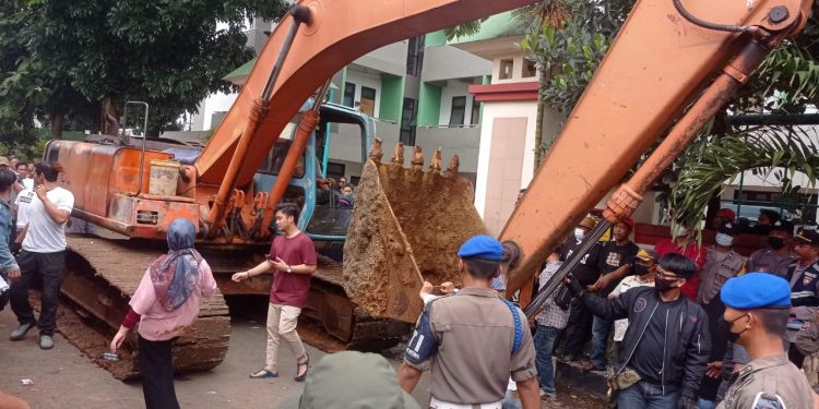 Eksekusi Lahan UIN Jakarta Ricuh, Penghuni Rumah Sampai Hadang Eskavator