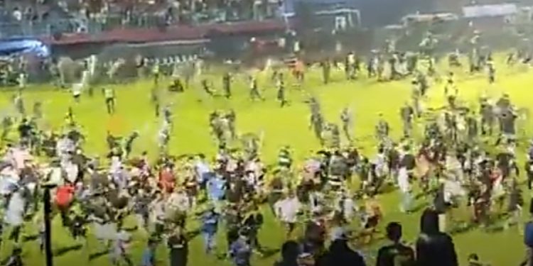 Regulasi FIFA Melarang Penggunaan Gas Pengendalian Massa di Stadion