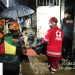 Petugas gabungan mengevakuasi warga yang terjebak banjir di Kelurahan Cawang, Jakarta Timur, Senin (10/10). Foto: BPBD DKI