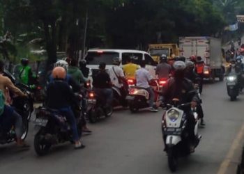 Truk Patah As Bikin Jalan Pamulang-Puspitek Macet Parah