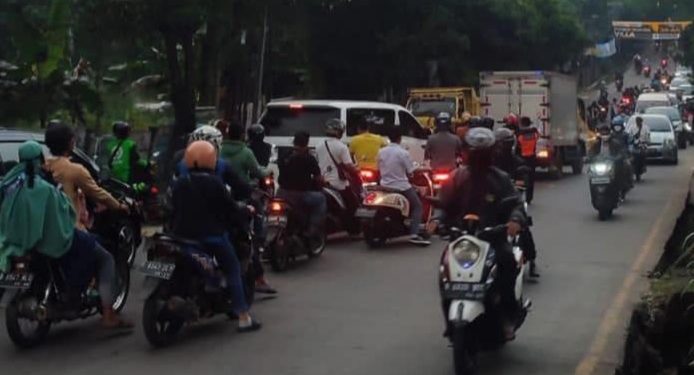 Truk Patah As Bikin Jalan Pamulang-Puspitek Macet Parah