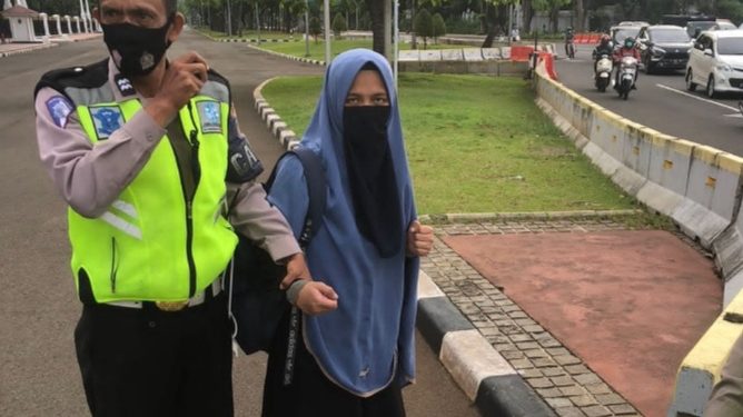 Bawa Senjata Api Seorang Wanita Ditangkap Polisi di Kawasan Istana Merdeka
