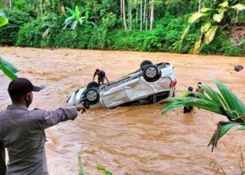 Apes, Mobil Seorang Polisi Nyemplung Terseret Arus Sungai