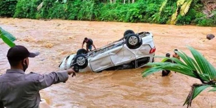 Apes, Mobil Seorang Polisi Nyemplung Terseret Arus Sungai