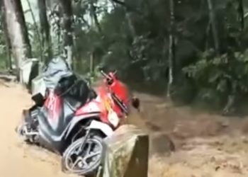 Duh! Pengendara Motor Hilang Terseret Arus Saat Terjang Banjir