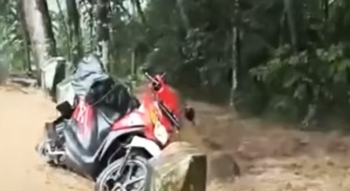 Duh! Pengendara Motor Hilang Terseret Arus Saat Terjang Banjir