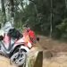 Duh! Pengendara Motor Hilang Terseret Arus Saat Terjang Banjir