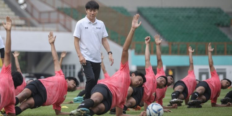 Shin Tae Yong Diminta Tidak Ikut Campur Politik Sepak Bola Indonesia