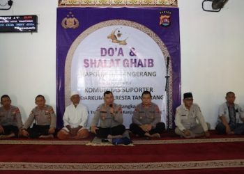 Polisi dan Komunitas Suporter Gelar Salat Gaib Doakan Korban Kanjuruhan
