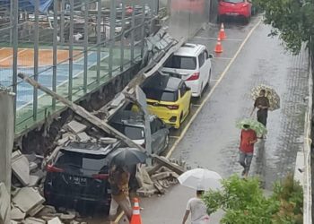 Tembok Pembatas Sekolah di Cirendeu Roboh, Lima Mobil Ringsek