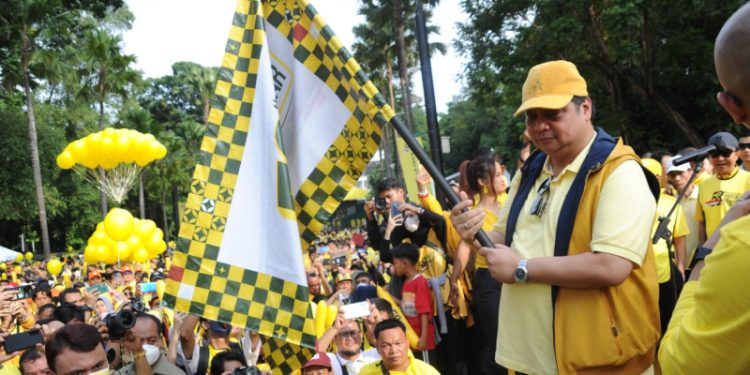 Diikuti 2,7 Juta Kader Golkar, Airlangga Hartarto Lepas Jalan Sehat