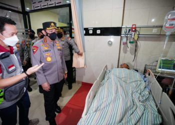 Kapolri Jenguk Korban Kerusuhan Stadion Kanjuruhan