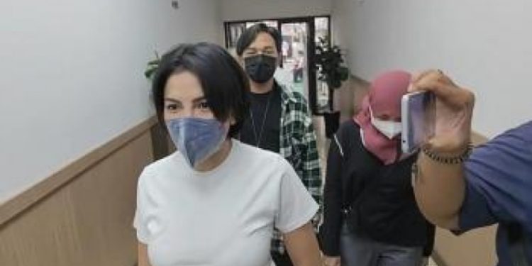 Menolak Ditahan, Nikita Mirzani Berteriak Histeris di Kejari Serang