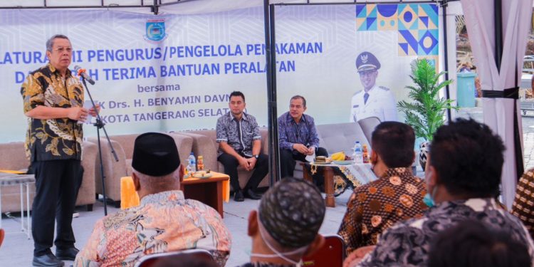 Pemkot Tangsel Serahkan Bantuan ke TPU Sari Mulya
