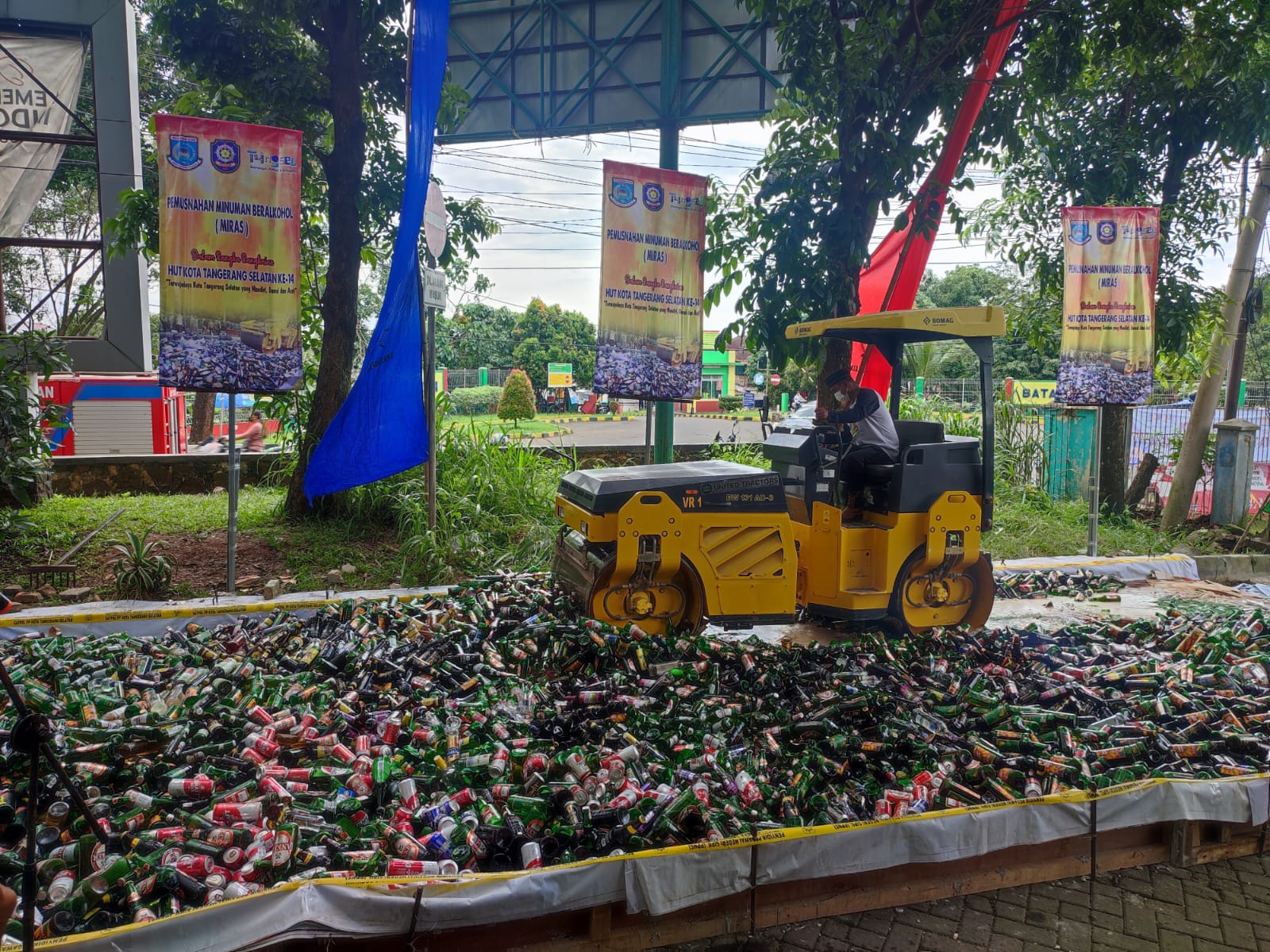 Pemkot Musnahkan Ribuan Botol Minuman Keras Beralkohol Hasil Sitaan