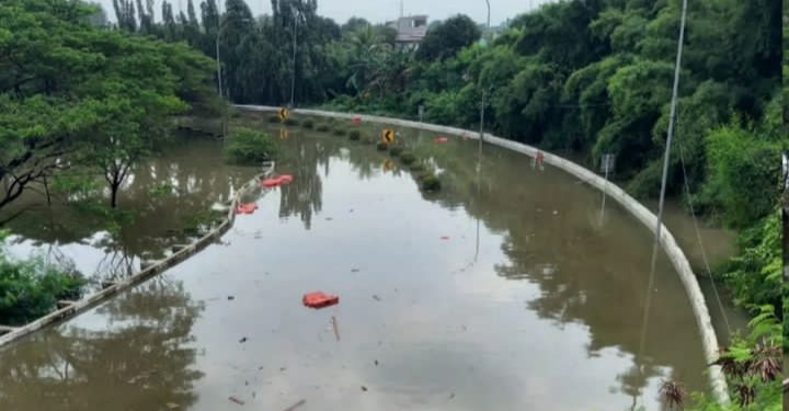 Dampak Luapan Sungai Kali Manis di Tangerang, Akses Masuk Tol Bitung Masih Ditutup