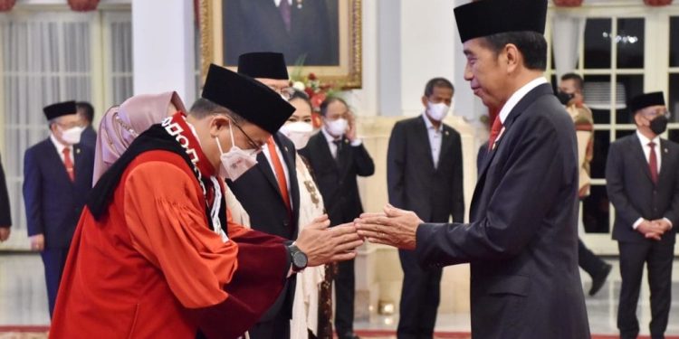 Jokowi Saksikan Pengucapan Sumpah Hakim Konstitusi