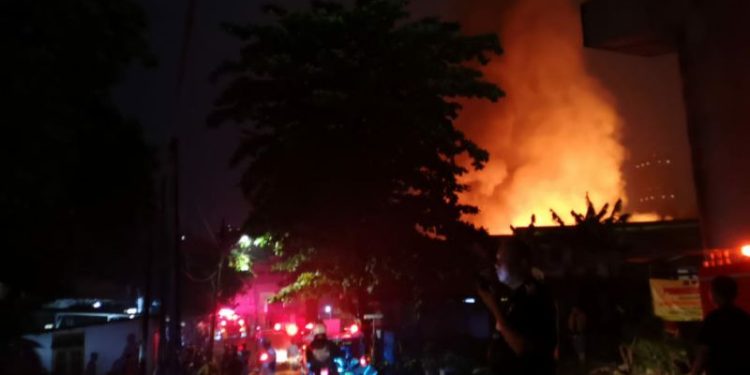 Kebakaran Landa Pondok Labu, Polisi Berjibaku Lawan Api Selamatkan Pemulung