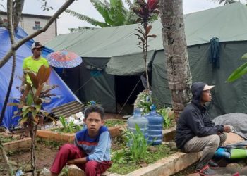 Korban Gempa Cianjur Ngungsi di Kuburan