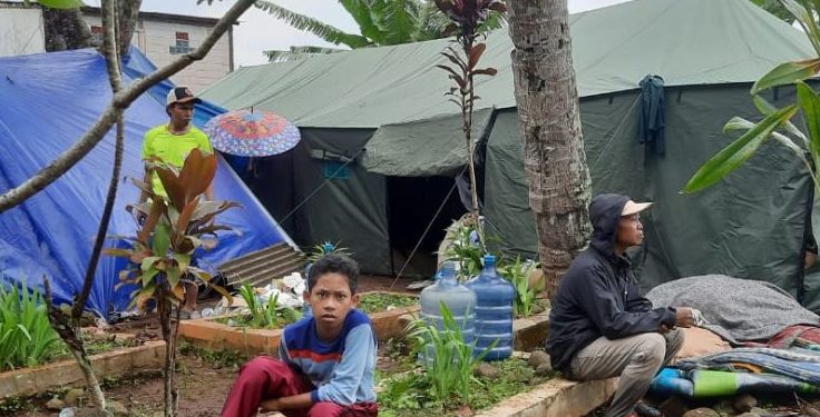 Korban Gempa Cianjur Ngungsi di Kuburan