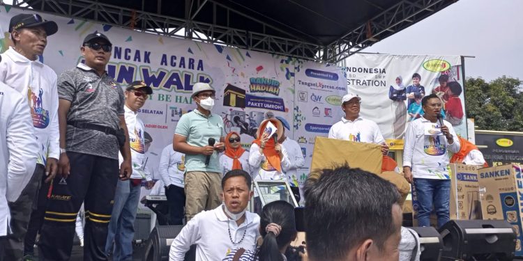 PECAH, Pilar Saga Ichsan Goyang Warga Pamulang Tangsel di Acara Fun Walk TangselXpress