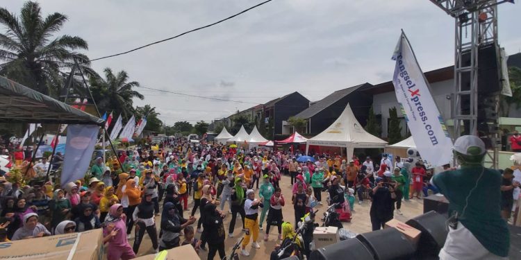 Meriah, Ribuan Warga Tumplek Blek Ikuti Fun Walk Tangselxpress.com